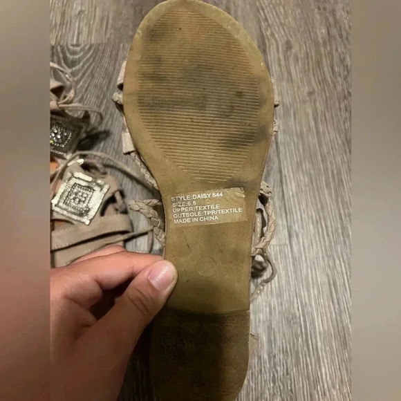 Daytrip Woman’s Gladiator strap up sandal - Picture 4 of 12